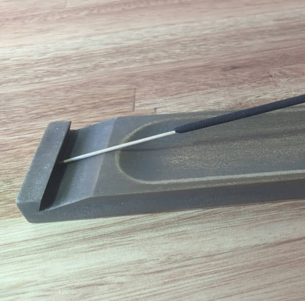 Detalle del sistema de sujeción natural sin orificios para varillas de sahumerio